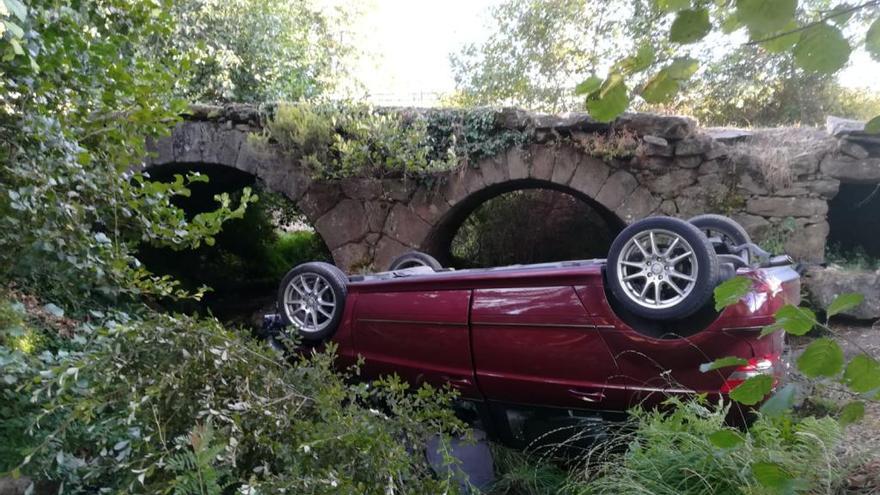 El coche volcado en el río Catoira.