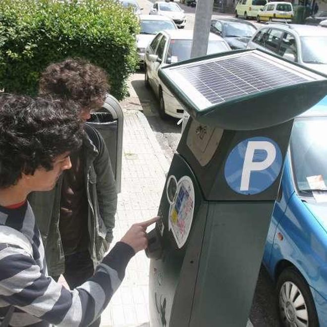 Los parquímetros recaudan 100 euros al mes por cada plaza de la zona azul