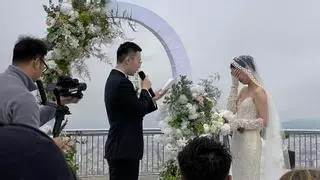 Original boda en el Tibidabo de Barcelona: una pareja china se casa con 60 desconocidos como invitados