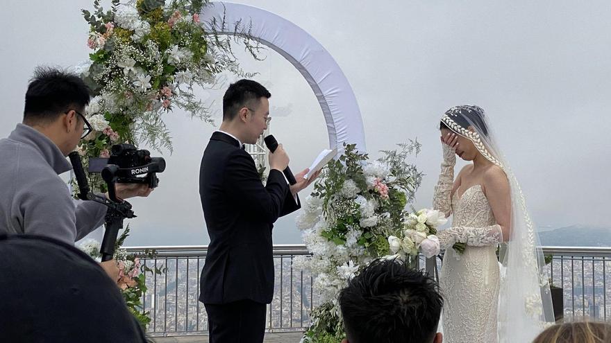 Una pareja china se casa en el Tibidabo con 60 desconocidos como invitados