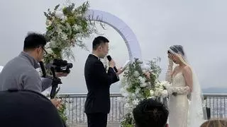 Original boda en el Tibidabo: una pareja china se casa con 60 desconocidos como invitados