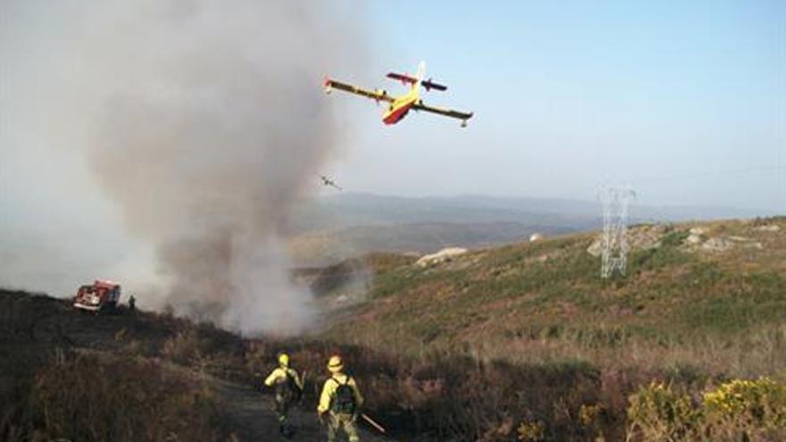 Medios aéreos lideran la extinción del incendio en el Valle del Jerte