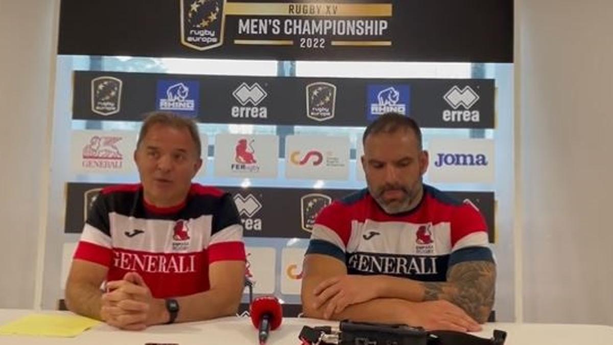 El seleccionador nacional de rugby, Santiago Santos, junto al capitán de los Leones, Fernando López.