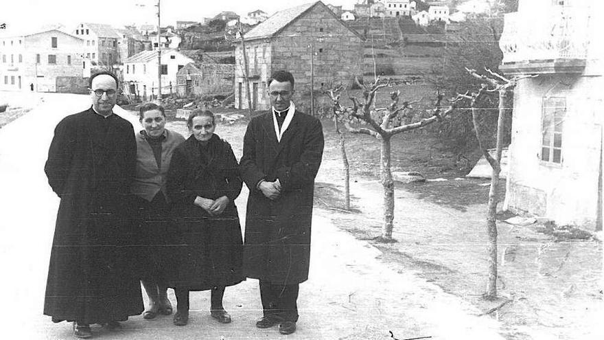 Antonio Alfonso (dereita) nunha visita a Aldán xunto a dúas mulleres e o sacerdote (logo bispo) José Cerviño.