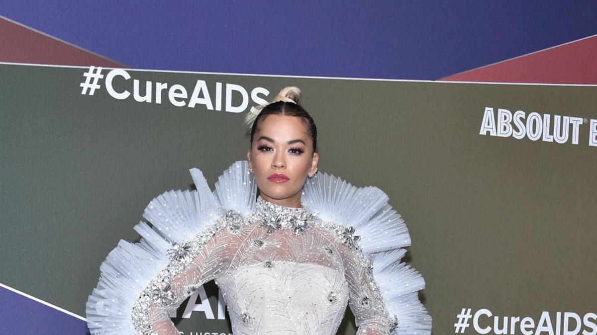 Rita Ora con vestido de Prada en la gala amfAR de Milán