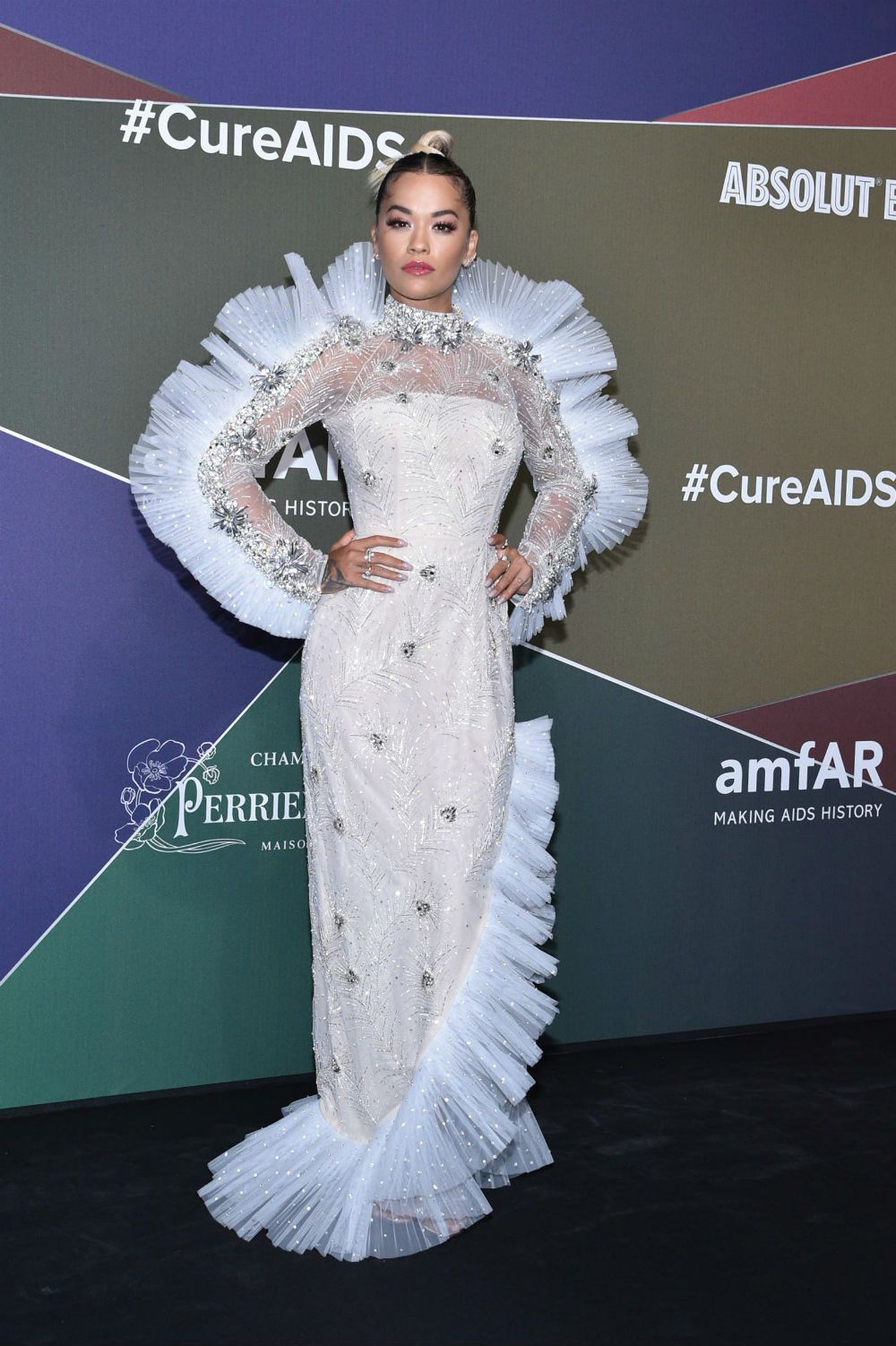 Rita Ora con vestido de Prada en la gala amfAR de Milán