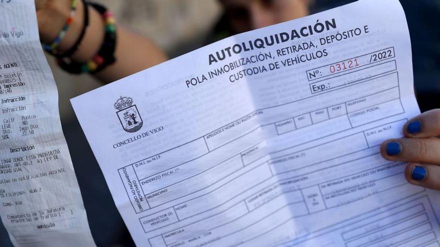 Una vecina con la multa y la liquidación que tuvo que pagar para sacar su coche del depósito. /  JOSÉ LORES