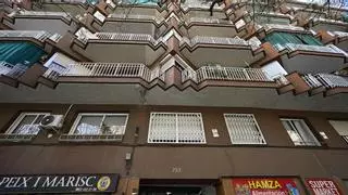 La venta de pisos ocupados prolifera en Barcelona y alimenta un 'negocio' paralelo de desocupaciones pagadas