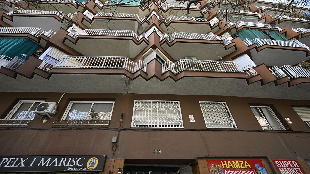 Fachada del número 259 de la calle Mare de Deu del Port, 259, donde se anuncia la venta de un piso ocupadode 78 metros por 152.300 euros.
