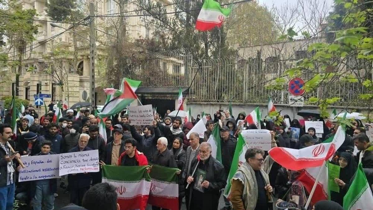 Iraníes partidarios de la República Islámica, principalmente estudiantes, se concentran frente a la embajada española en Teherán.