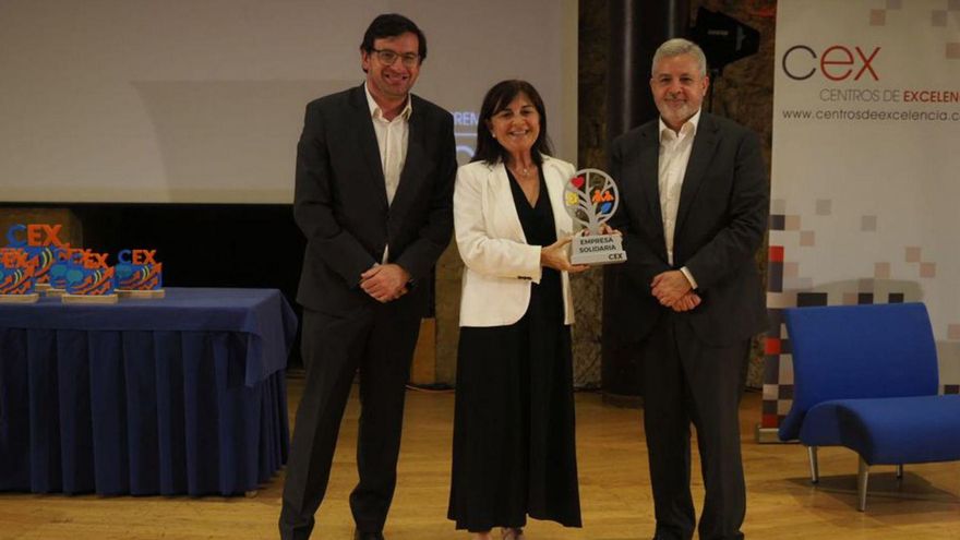 Jesús Daniel Salas, presidente del Club de Calidad de Asturias; la directora general de Fuensanta, Esther Cueli; y Fernando Sierra, presidente de la Asociación de Centros Promotores de la Excelencia. |