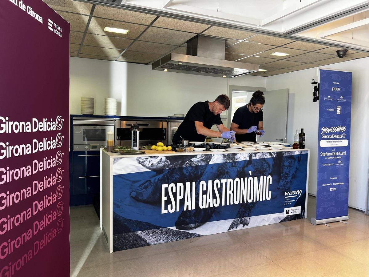 Les imatges del showcooking de peix blau d'aquí amb tècniques orientals, jalapenyos i fum de fulles de pi