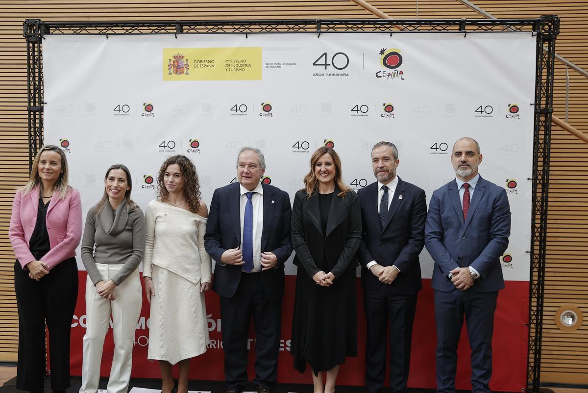 Hereu, junto a la alcaldesa María José Catalá, este jueves en València.