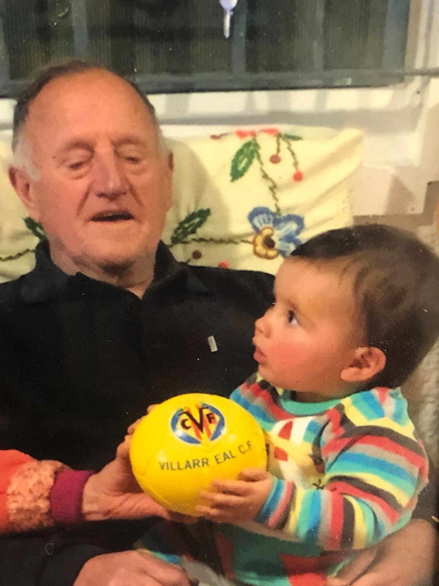 Romeo y su bisabuelo Víctor, unidos por una relación muy estrecha en el que nunca faltaba un balón de fútbol.