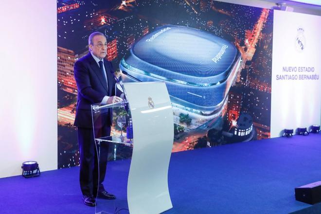 El presidente del Real Madrid, Florentino Pérez, pronuncia su discurso durante la presentación de la reforma del estadio Santiago Bernabéu, este martes, en Madrid.