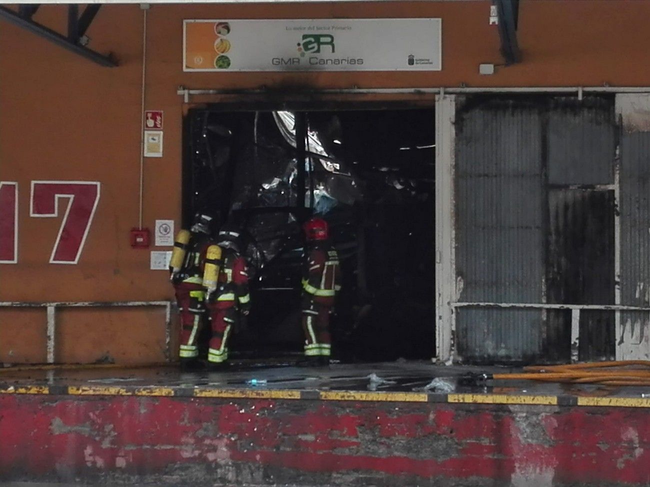 Incendio en una nave multiuso de Mercalaspalmas