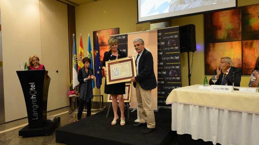 Acto de entrega del premio de &quot;Langreanos en el Mundo&quot; a Luis Manuel Flórez, &quot;Floro&quot;, el año pasado.