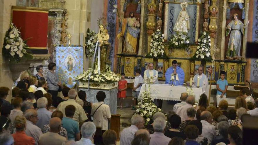 Celebración de la misa en el santuario de la Tuiza en la mañana de ayer.