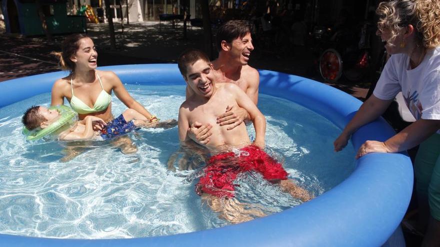 Dos dels nens que integren el casal es refresquen a la piscina · Aniol Resclosa