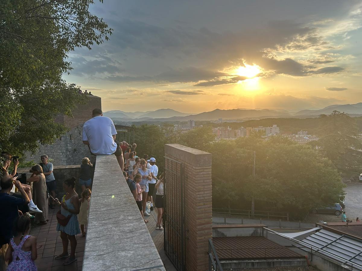 Girona veu apagar-se el Sol des de la muralla