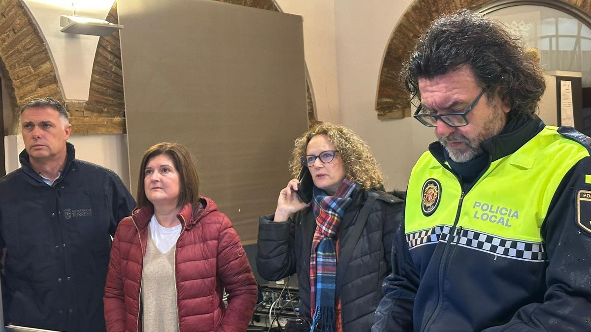 La alcaldesa de Torrent, Amparo Folgado, concejales y la Policía Local ayer durante la emergencia.