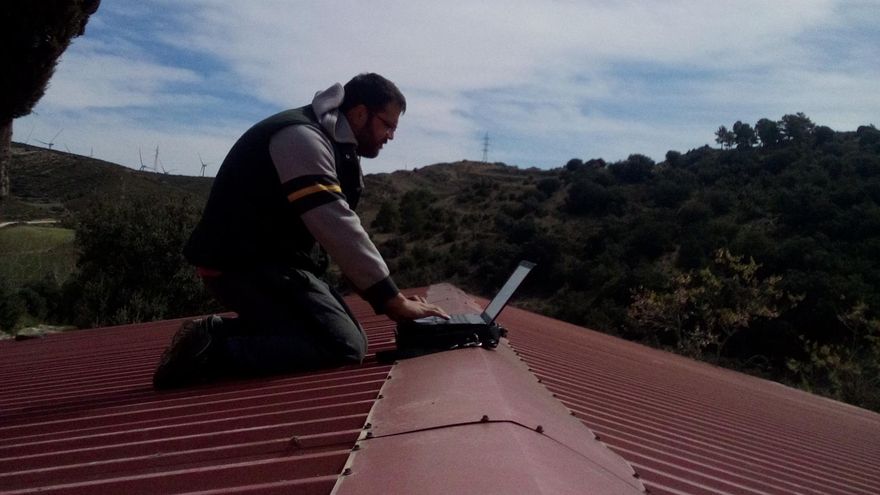 El alcalde de la Todolella, Víctor Milián, en la cubierta de su granja, para poder conectarse a internet.