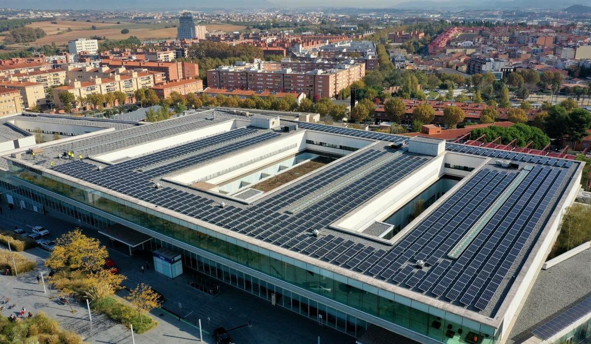 L’Hospital de Mollet instal·la més de 1.300 plaques solars a la seva coberta