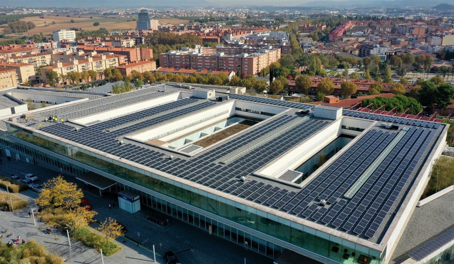 Placas fotovoltaicas en la cubierta del Hospital de Mollet.