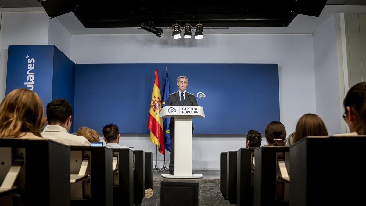 El presidente del Partido Popular, Alberto Núñez Feijóo, ofrece una rueda de prensa, en la sede del PP, a 12 de julio de 2024, en Madrid (España). Ayer, 11 de julio, el líder de VOX, Santiago Abascal, anunció la decisión de que dimitirán de sus cargos los