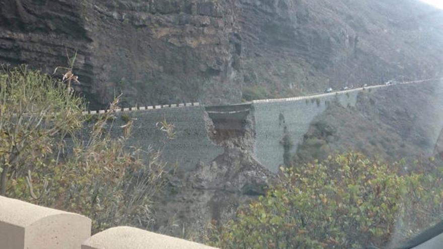 Un desprendimiento corta la vía de acceso a Punta de Teno, en Tenerife