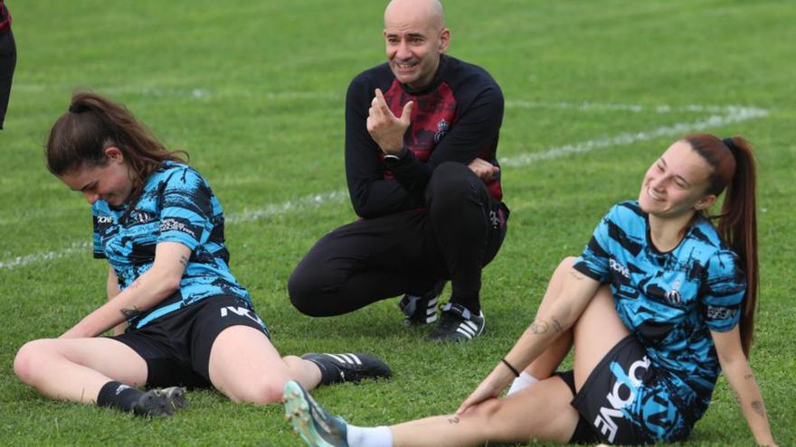 Pedro Arboleya, durante un entrenamiento del Avilés Femenino. | Luisma Murias