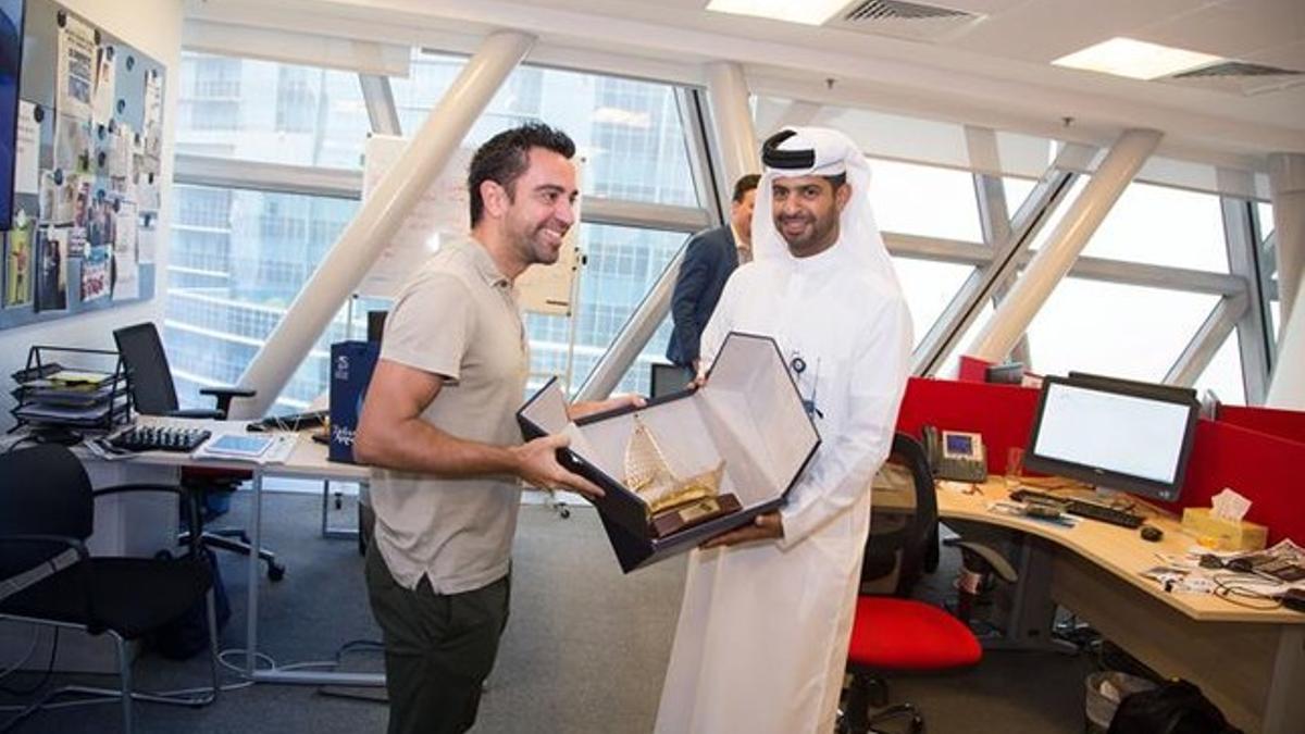 Xavi, en su visita en la sede del Comité de Qatar 2022