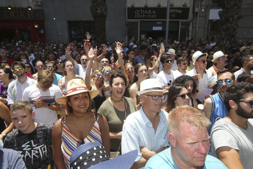 La pirotecnia Del Mediterráneo ofrece una mascletà marcada por la intensidad y con un potente terremoto final a dos alturas que ha provocado la rotura de un cristal del entorno de la plaza y daños en