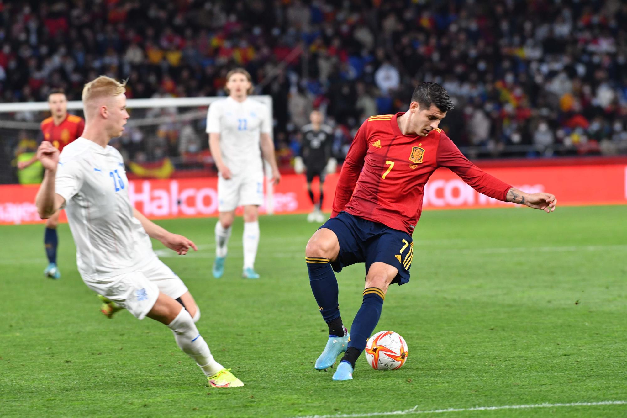 España golea a Islandia (5-0) en A Coruña con Riazor repleto