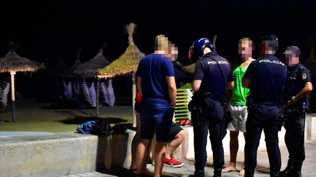 Archivbild einer Kontrolle durch die Nationalpolizei an der Playa de Palma.