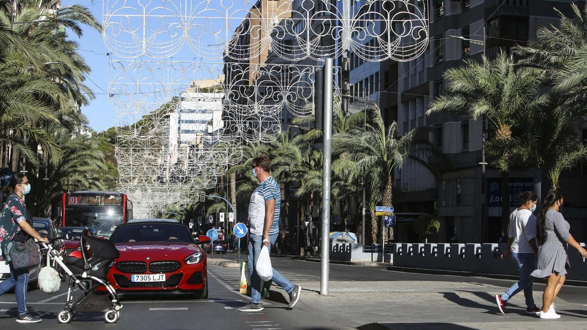 Alicante instala las luces de Navidad en Alfonso el Sabio