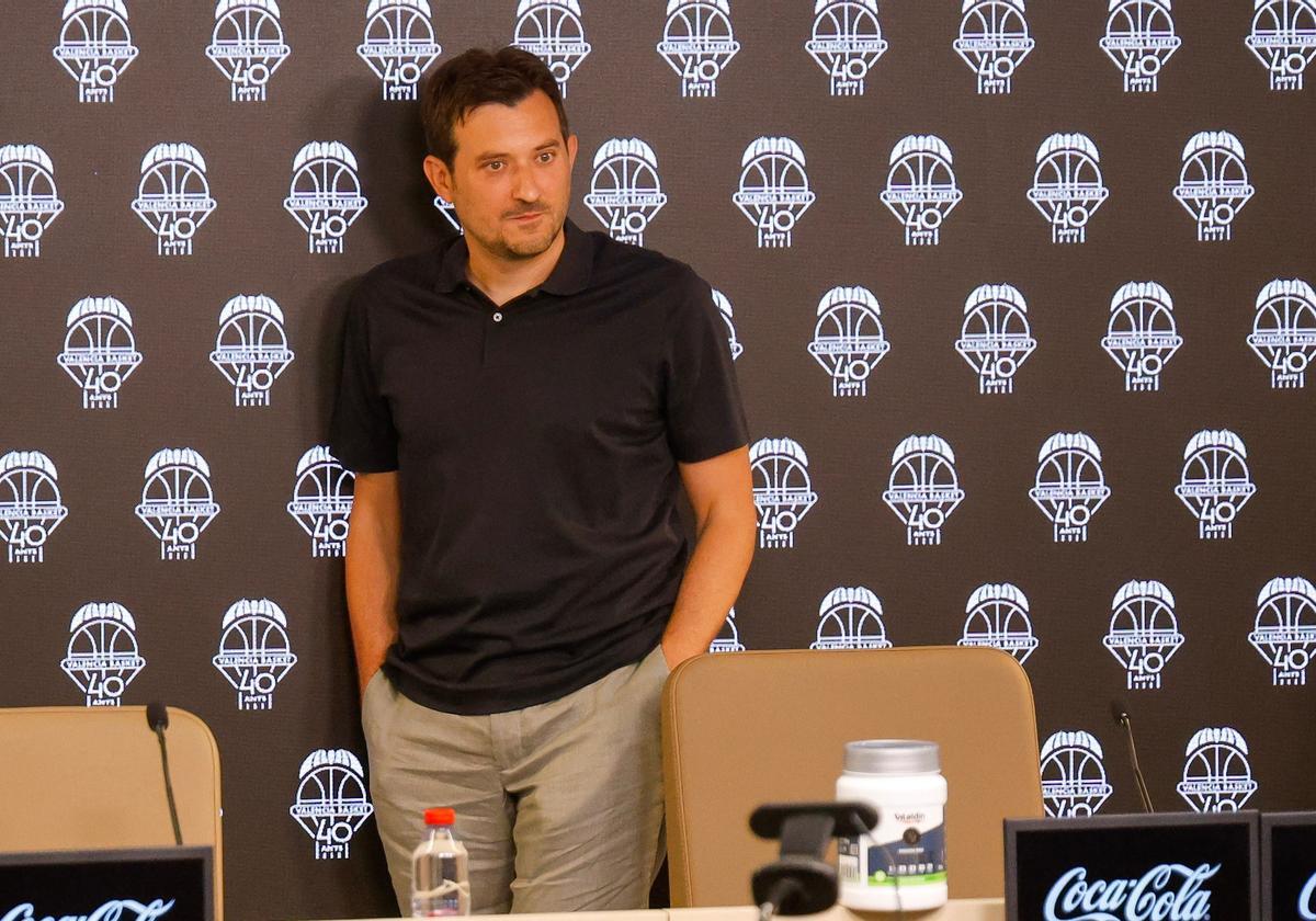 Xavi Albert, en su primera rueda de prensa de la temporada.