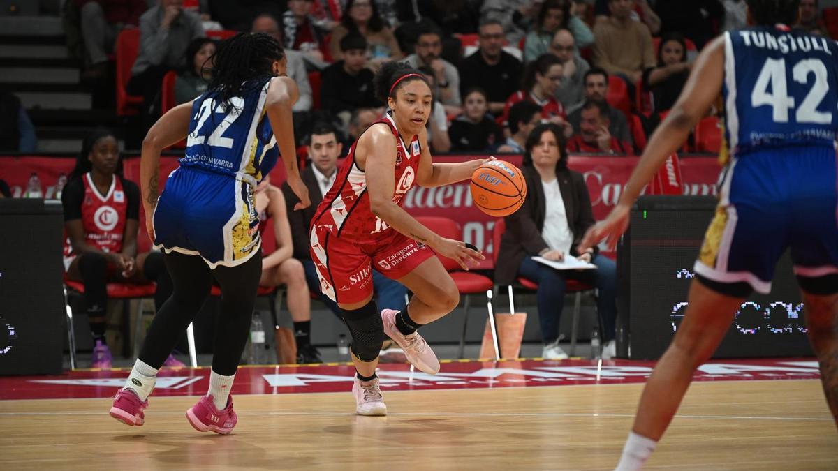 Helena Oma bota el balón en una acción del duelo ante el Ardoi