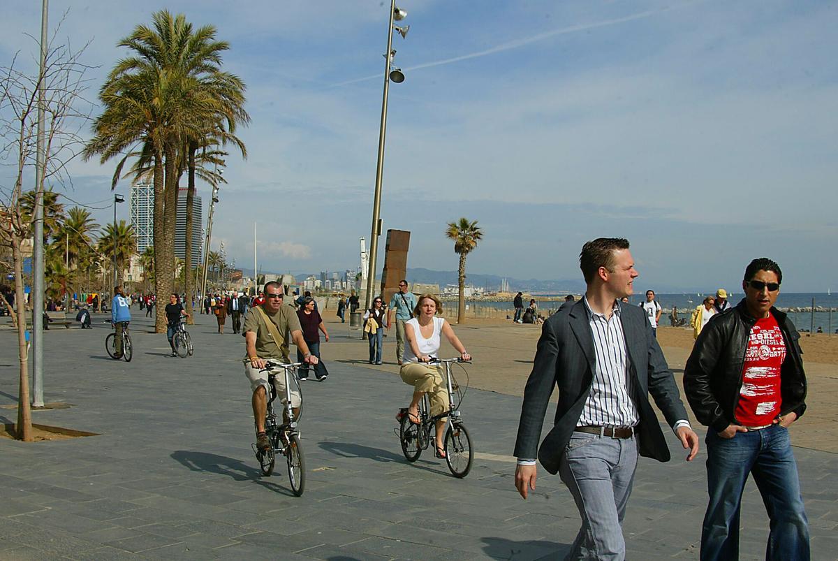 Gente paseando por la playa de la Barceloneta, en una imagen de archivo de febrero 2007.