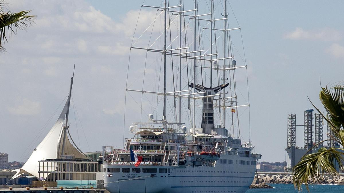 El crucero Club Med 2, considerado el velero más grande del mundo, atracado esta semana en el puerto de Alicante.