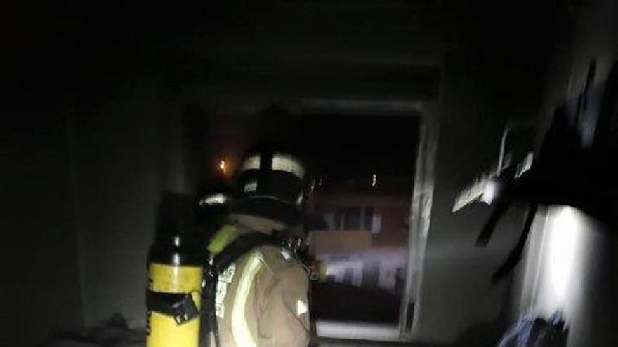 Bomberos trabajan en el incendio de la vivienda.