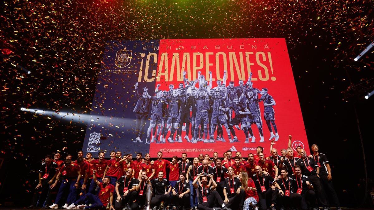 Los jugadores y staff de la selección española posan tras el recibimiento en el WiZink Center por la conquista de la Liga de Naciones 2022-2023