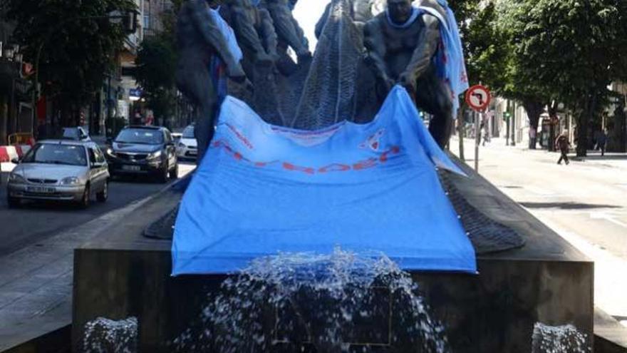 Los Redeiros se aferran a la camiseta del Celta. // Concello