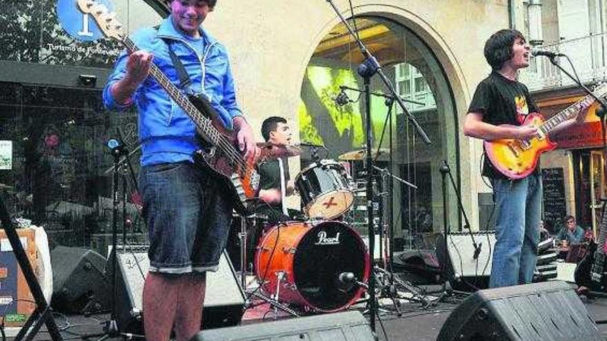 Concierto del ciclo "15 Bolos" en la plaza de A Verdura. // Rafa Vázquez
