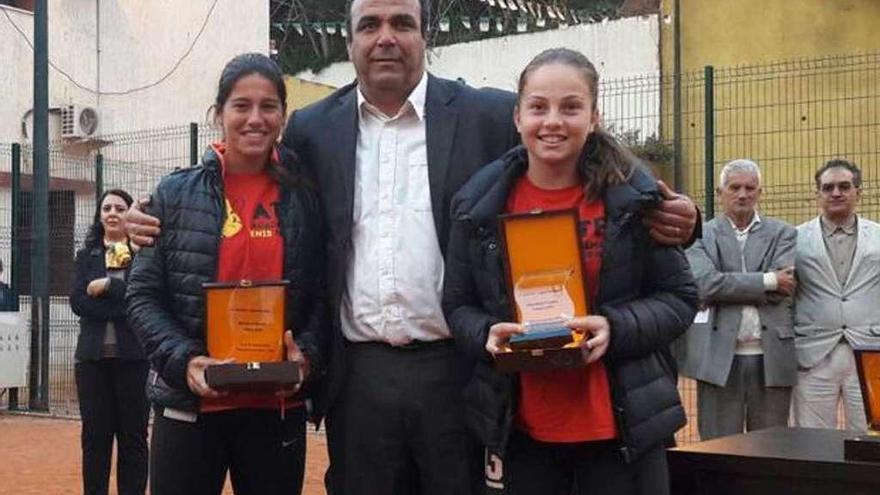 Jessica Bouzas recoge el premio tras quedar segunda en dobles con Lucía Garrigues. // FGT