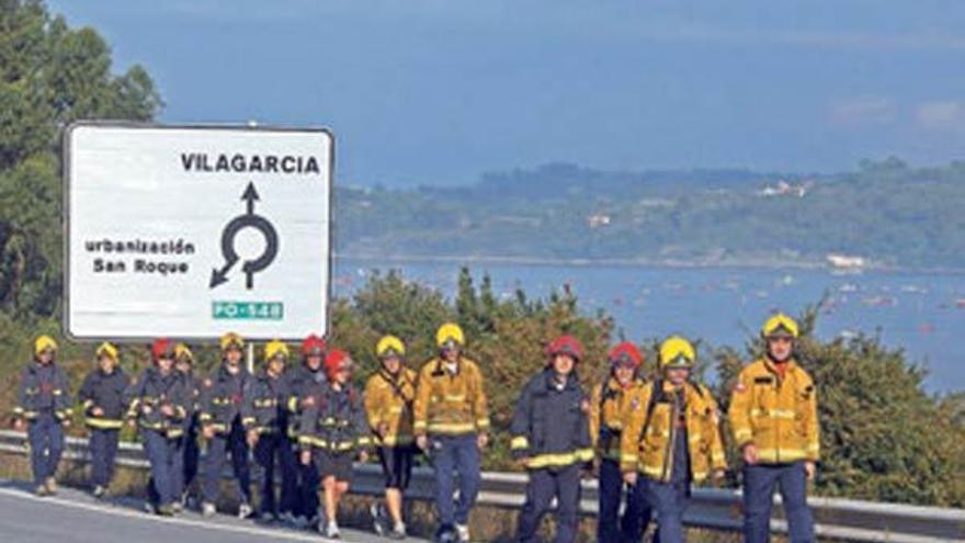 Bomberos de O Salnés, Morrazo y Porriño van a Santiago a exigir un estatuto profesional.  // Iñaki Abella