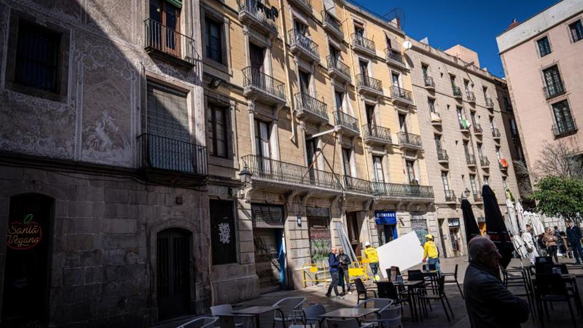 La fachada de Arai, 3, con operarios en la calle, el pasado miércoles.
