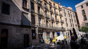 La fachada de Arai, 3, con operarios en la calle, el pasado miércoles.