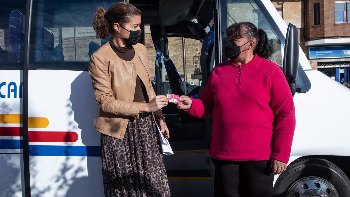 Clara San Damián entrega la tarjeta para el uso gratuito del transporte a la demanda.