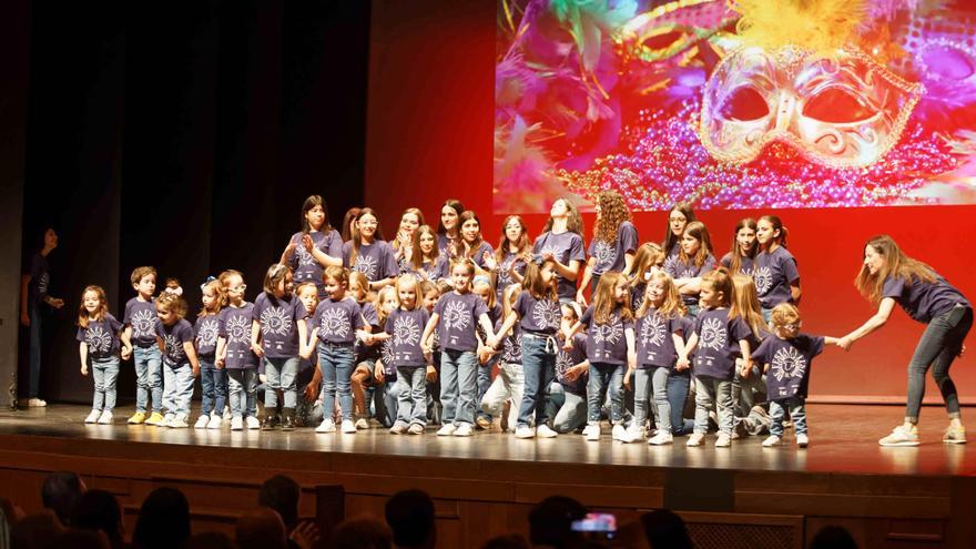 Las purisimeras dan vida al festival misionero en el Auditori Municipal Músic Rafael Beltrán Moner de Vila-real